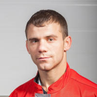 Сотрудник компании по ремонту окон