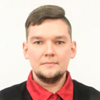 Сотрудник компании по ремонту окон
